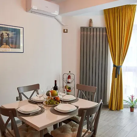 Submarine N Pool Apartment Navodari