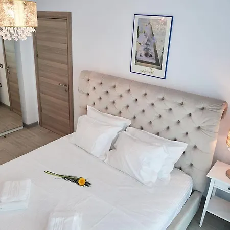 Submarine N Pool Apartment Navodari